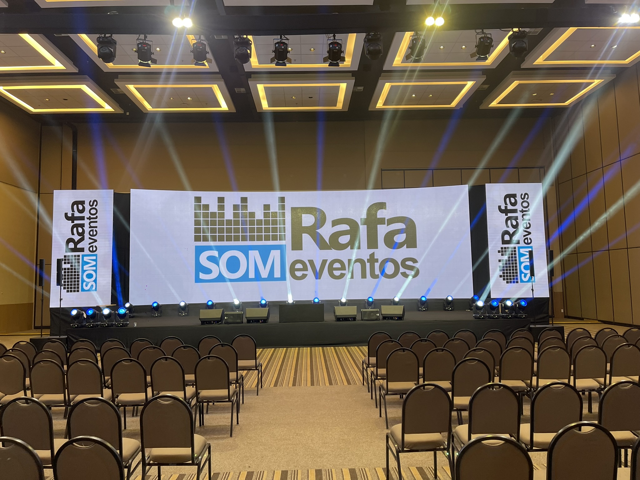 Palco montado para evento corporativo